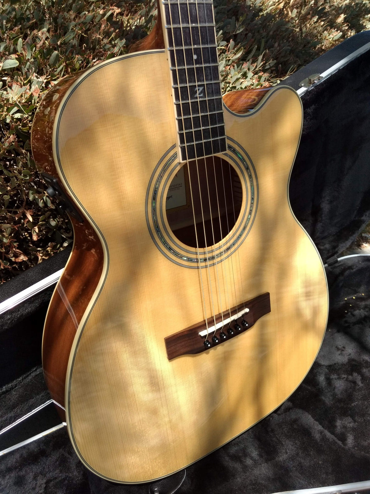 ZAD50CE Left Handed Solid Spruce/Mahogany Acoustic Electric