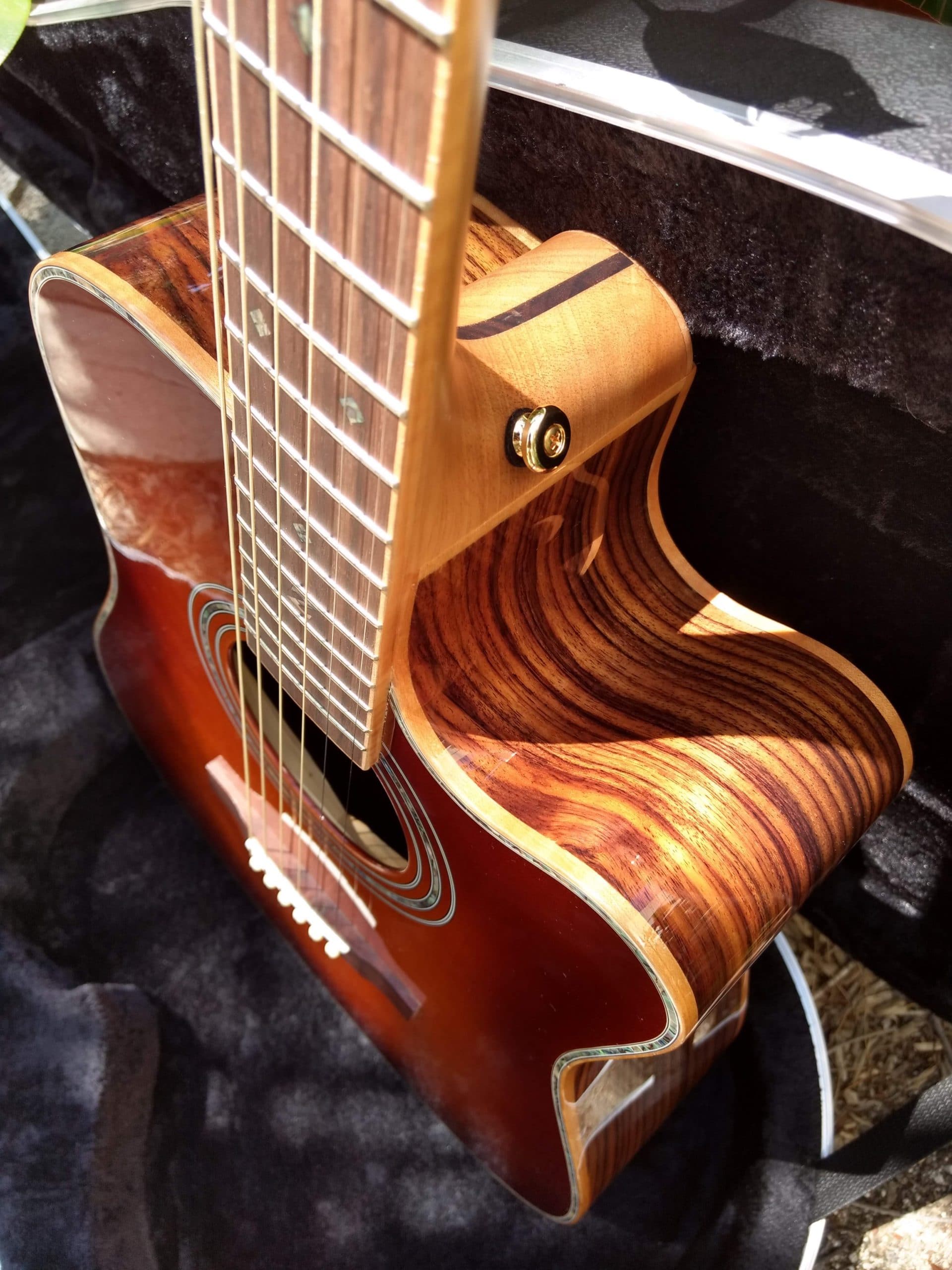 ZAD900CE Solid Spruce/Rosewood Acoustic Electric AURA 50th Anniversary Tobacco Sunburst Pro Series