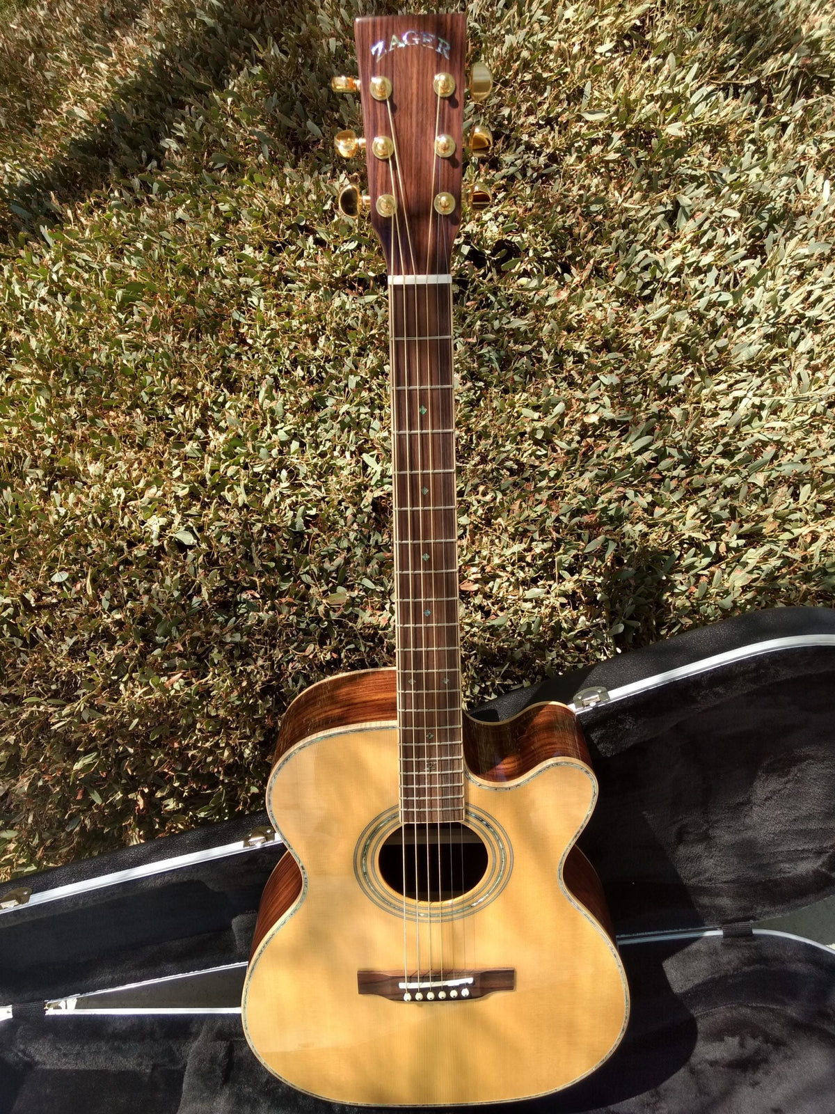 ZAD900CE Solid Spruce/Rosewood Acoustic Electric AURA Smaller "OM" Size (Discount)