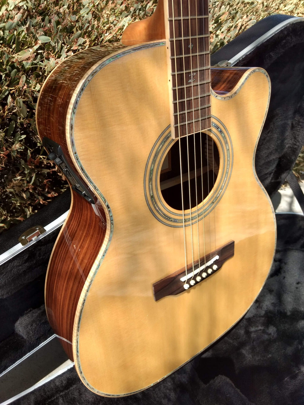 ZAD900CE Solid Spruce/Rosewood Acoustic Electric AURA Smaller "OM" Size (Discount)