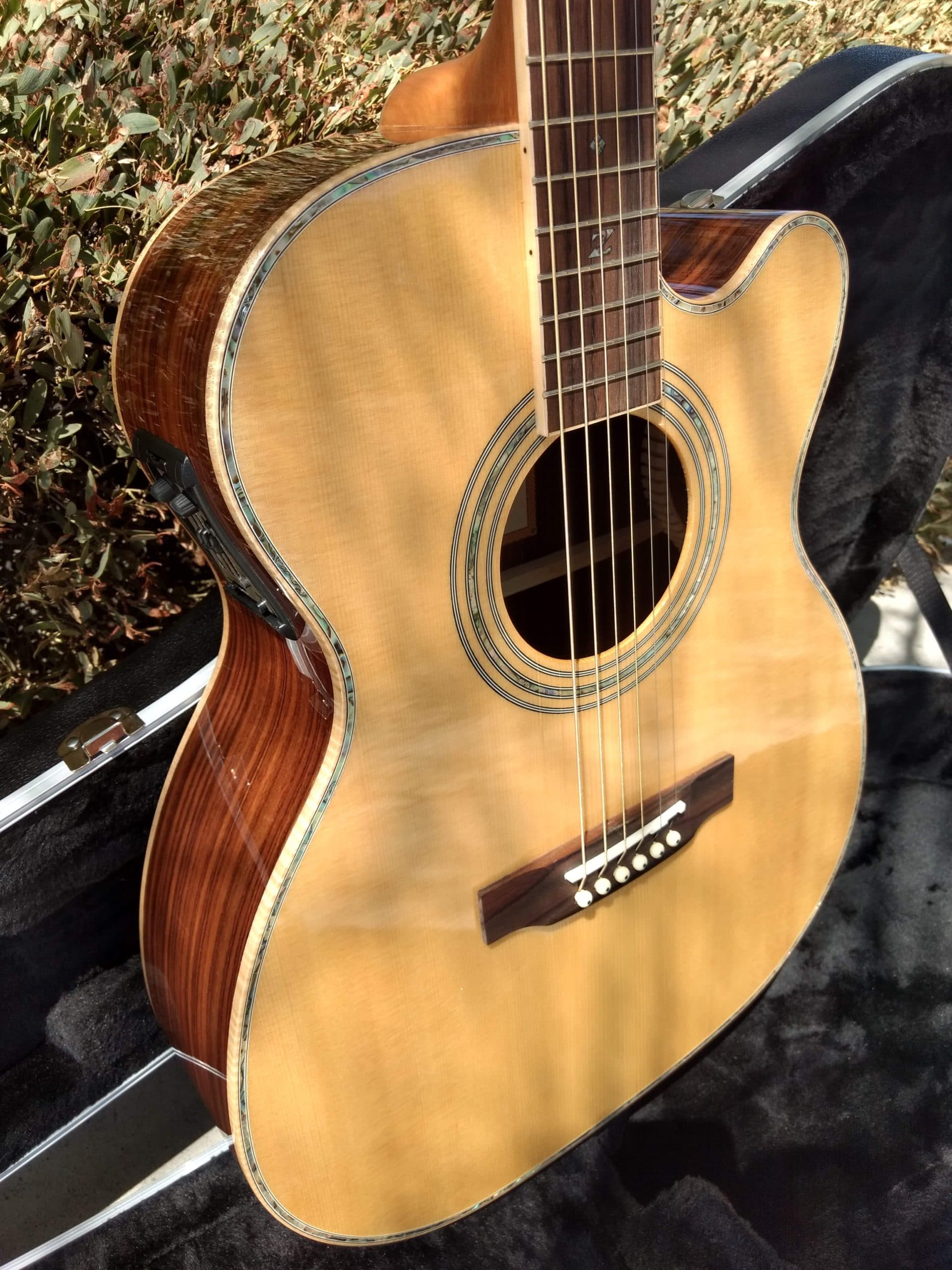 ZAD900CE Solid Spruce/Rosewood Acoustic Electric AURA Smaller "OM" Size (Discount)